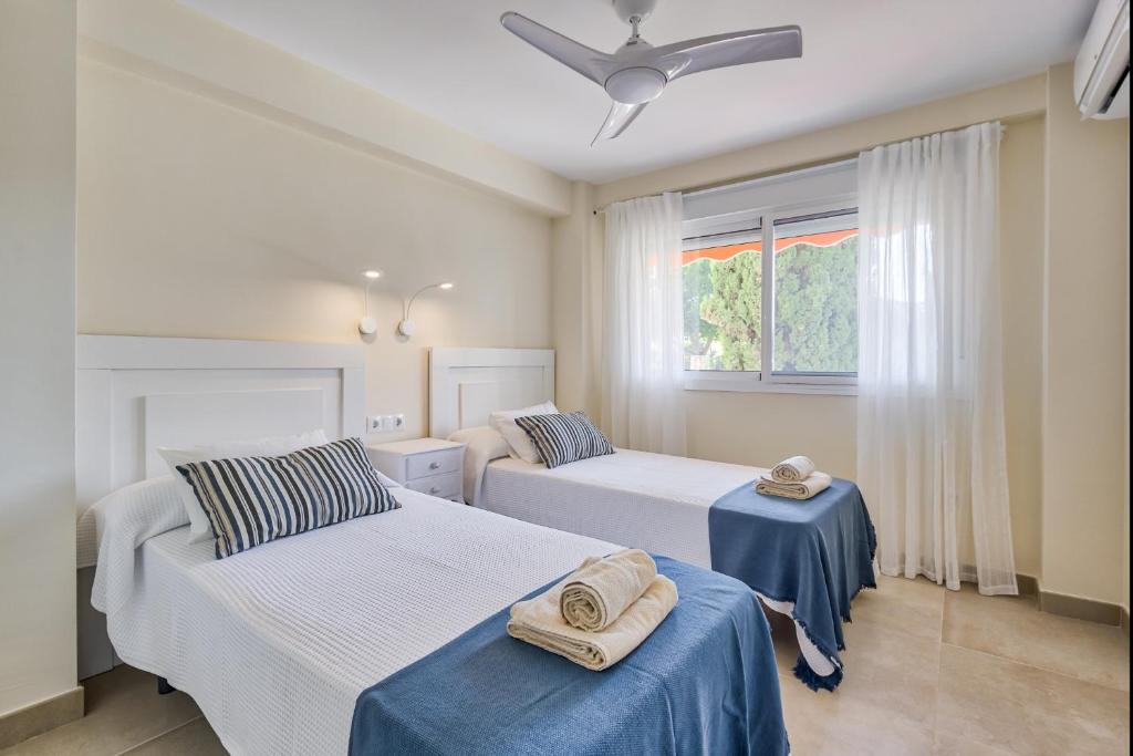 Posteľ alebo postele v izbe v ubytovaní Sur Suites Alhambra