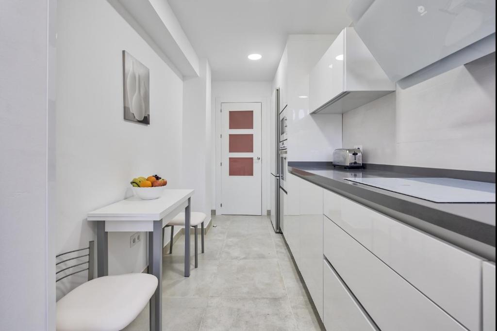 Kuchyňa alebo kuchynka v ubytovaní Sur Suites Alhambra