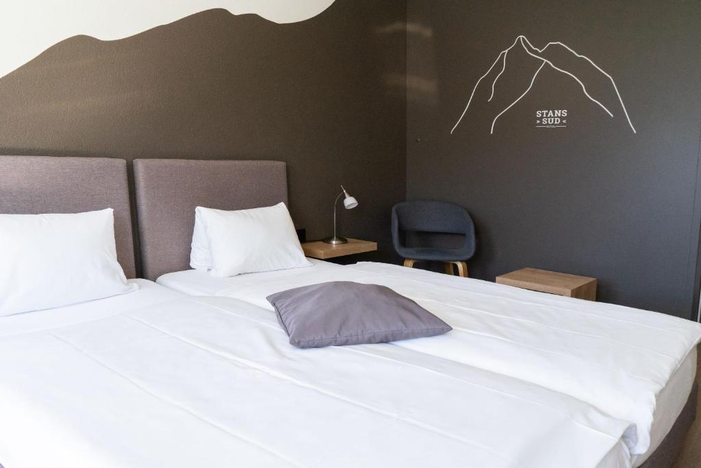 Postel nebo postele na pokoji v ubytování Tailormade Hotel STANS SÜD