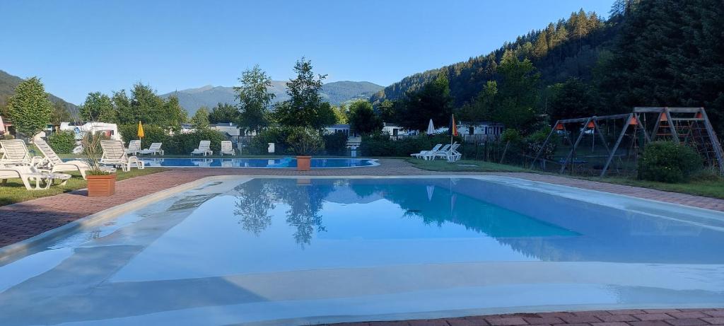 A piscina localizada em Camping Bella Austria ou nos arredores