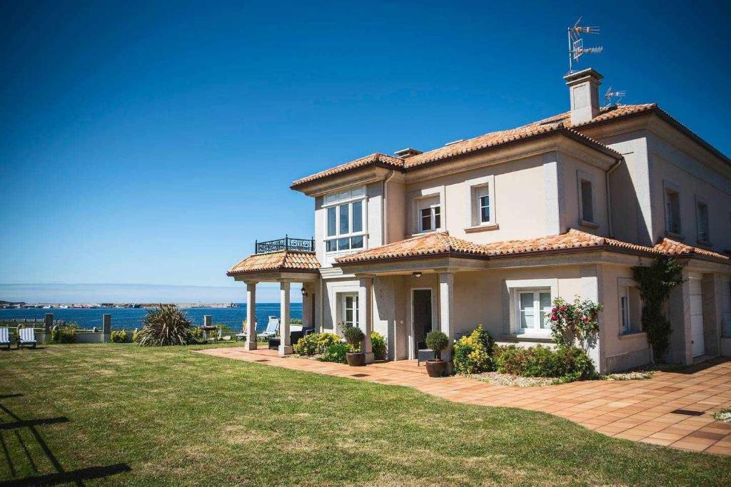 Chalet Pareado con Jardin en 1ª Linea de Mar