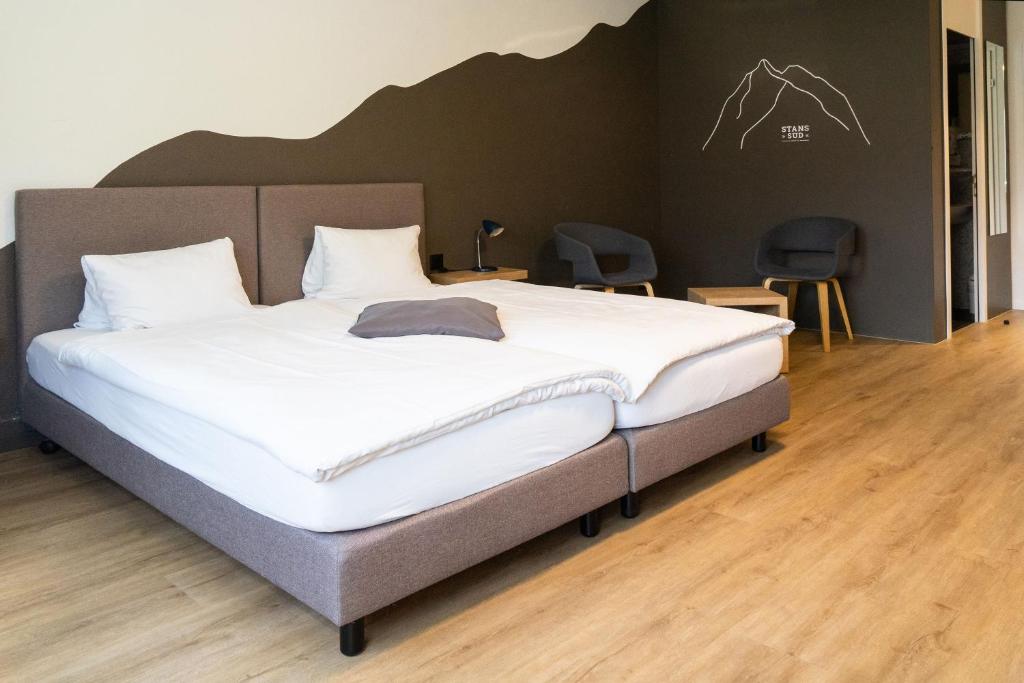 Postel nebo postele na pokoji v ubytování Tailormade Hotel STANS SÜD