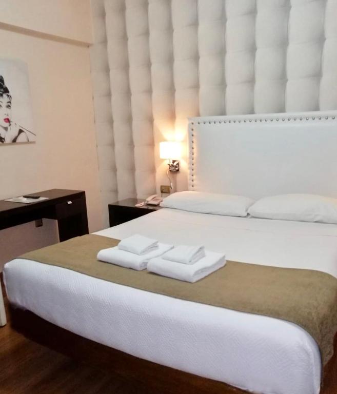 Postel nebo postele na pokoji v ubytování Hotel Alvear