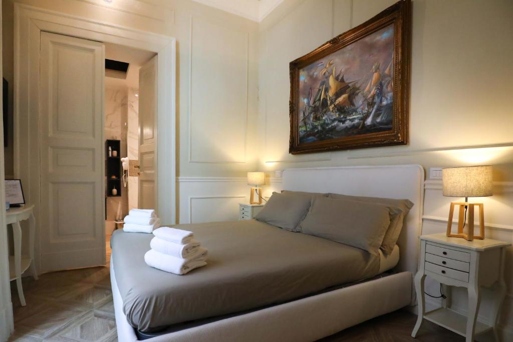 那不勒斯Vico Gelso Napoli的卧室里有一张床，墙上挂着一幅画