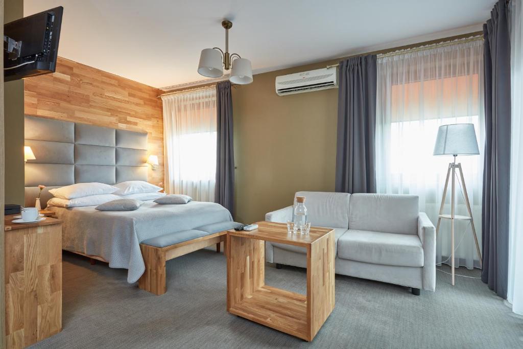 Postel nebo postele na pokoji v ubytování Hotel Batory