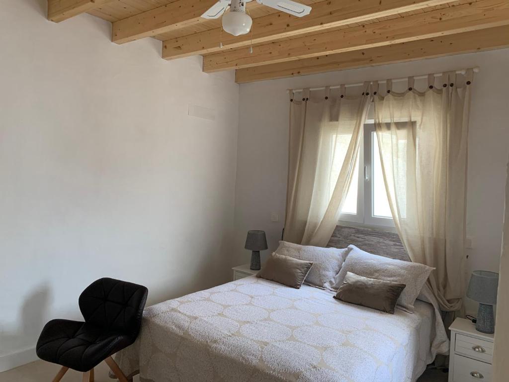 Un pat sau paturi într-o cameră la Apartamento “El Vicho” en la Axarquía