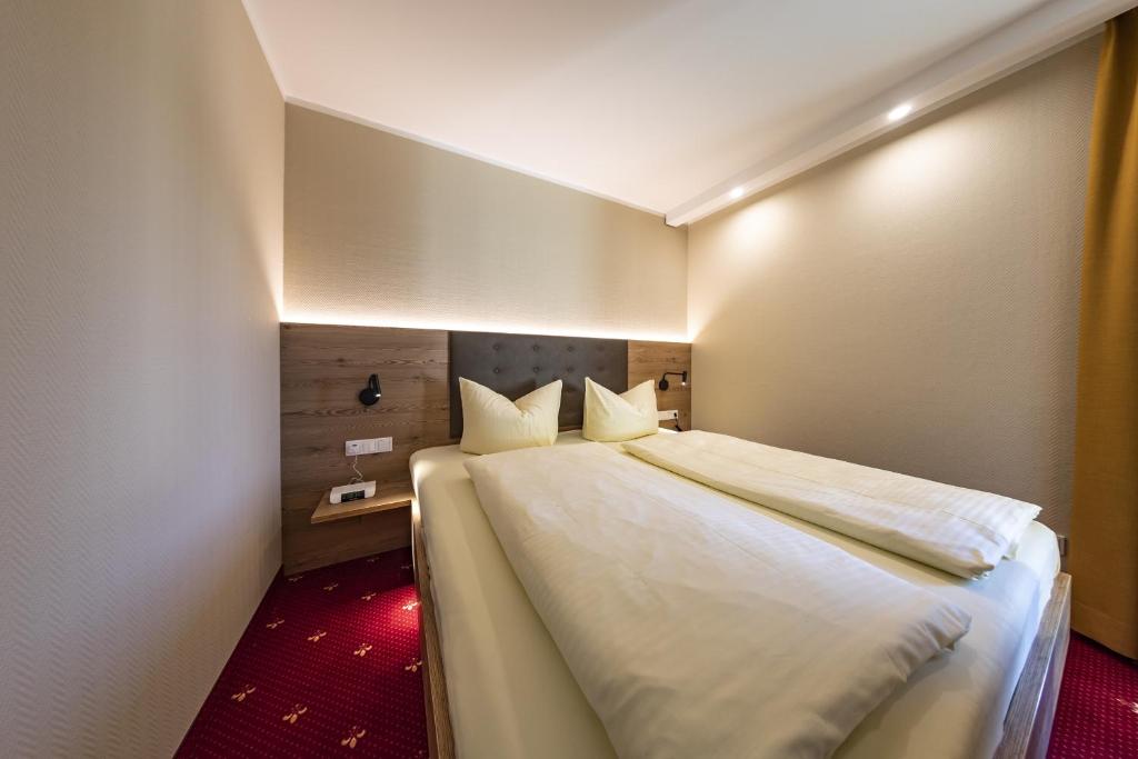 ein Schlafzimmer mit einem großen Bett in einem Zimmer in der Unterkunft Hotel Zur Schmiede in Alsfeld