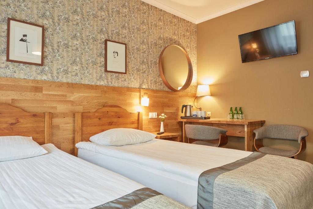 Postel nebo postele na pokoji v ubytování Hotel Batory
