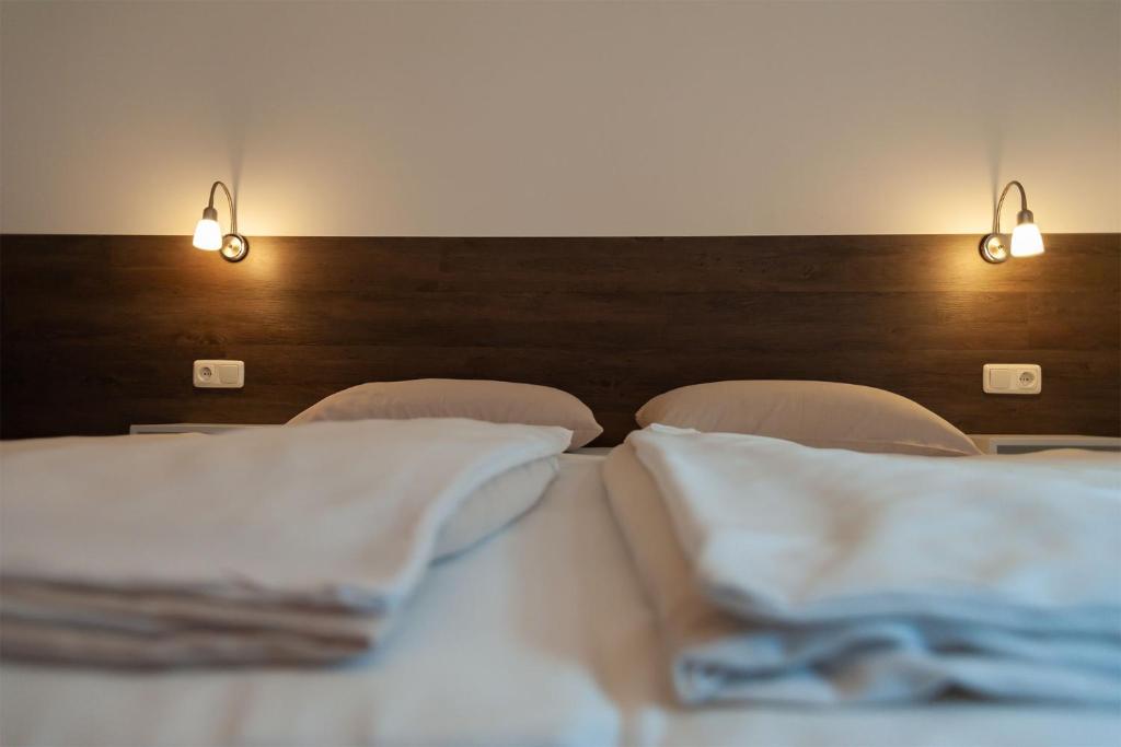 Letto o letti in una camera di Hotel Weinert