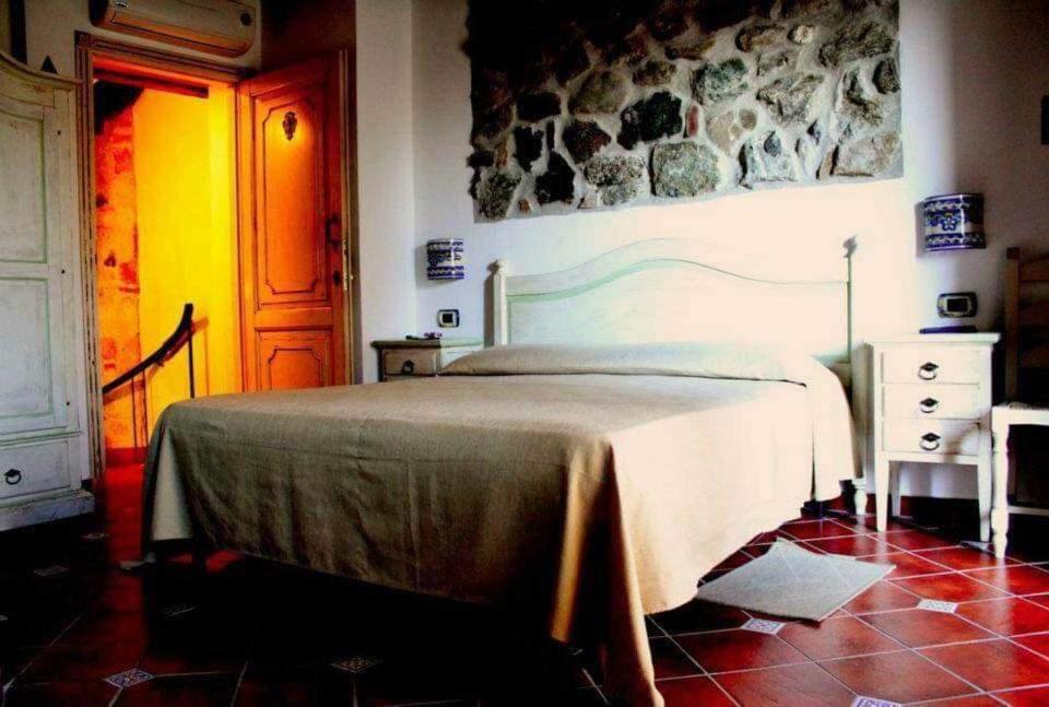 Dormitorio con cama y puerta colorida en Romeo e Giulietta Scilla, en Scilla