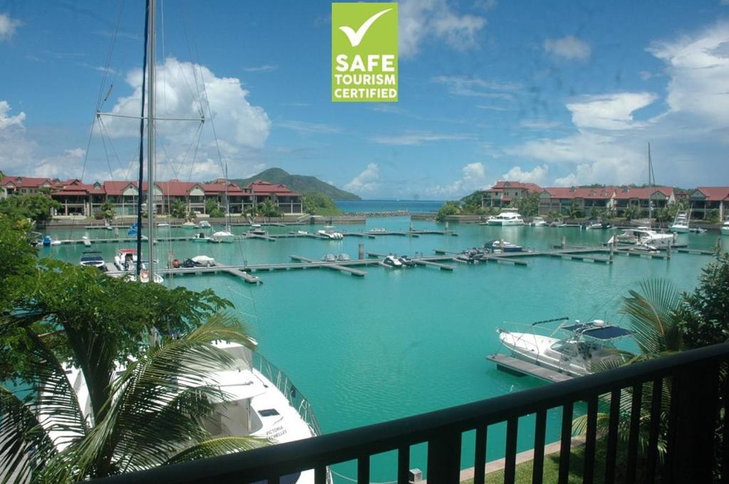 vistas a un puerto deportivo con barcos en el agua en Papay Suite by Simply-Seychelles, en Eden Island