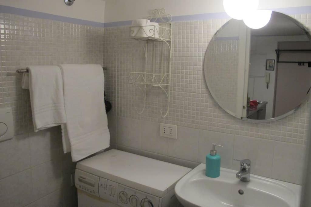mała łazienka z umywalką i lustrem w obiekcie Bernini apartment w Rzymie