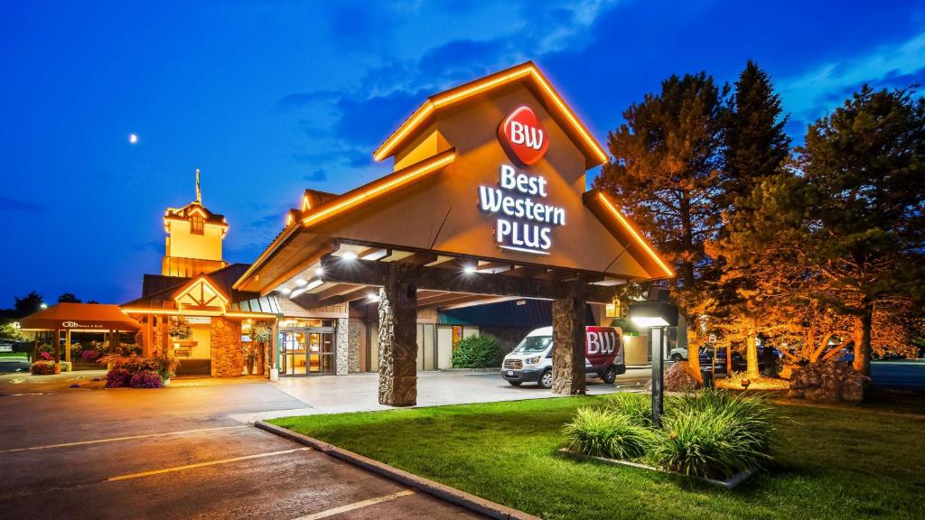 a best western plus sign in a parking lot at Best Western Plus GranTree Inn in Bozeman