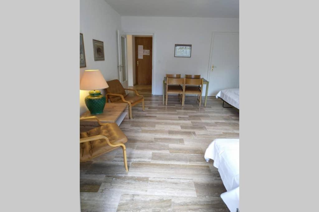 um quarto com duas camas e uma mesa em Mayenzett 33 em Leukerbad