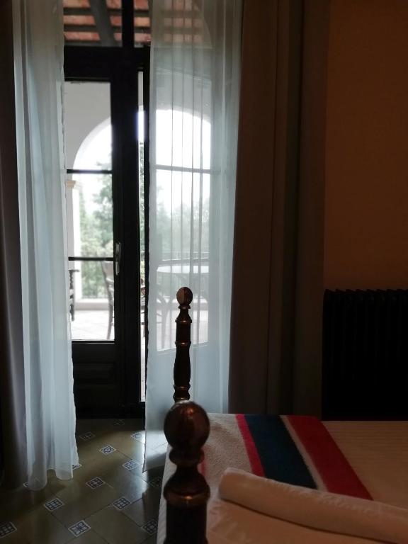 A bed or beds in a room at Hostal Rural Mas Blanc