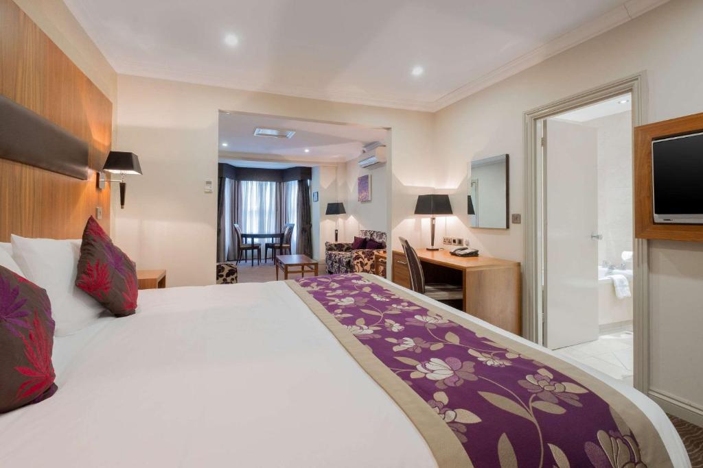 Postel nebo postele na pokoji v ubytování Ramada by Wyndham Cheltenham