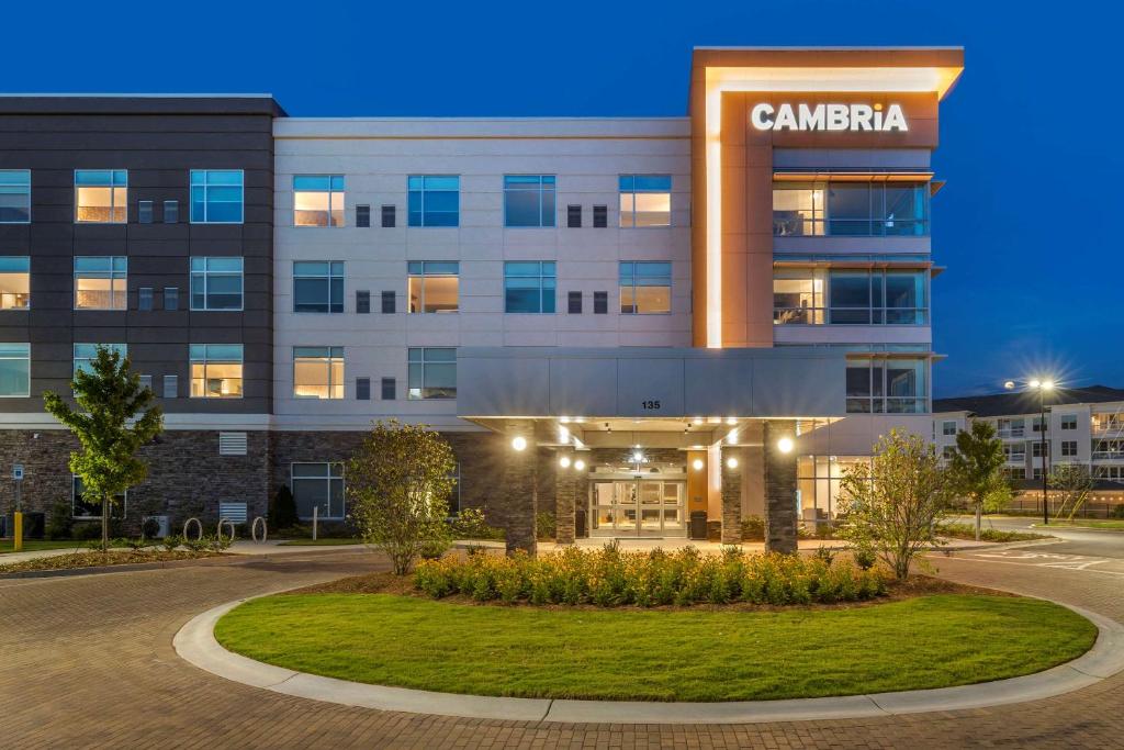 um edifício com um sinal que diz "canaria" em Cambria Hotel Greenville em Greenville