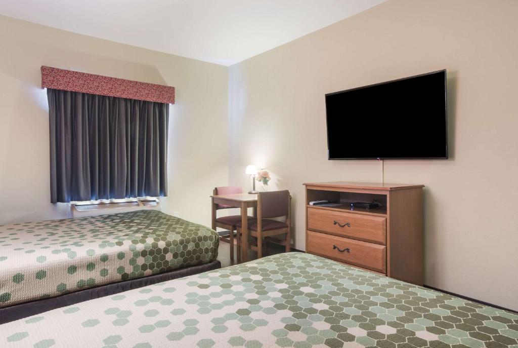 Econo Lodge Inn & Suites - Habitación Queen Con Dos Camas Queen - Fumar