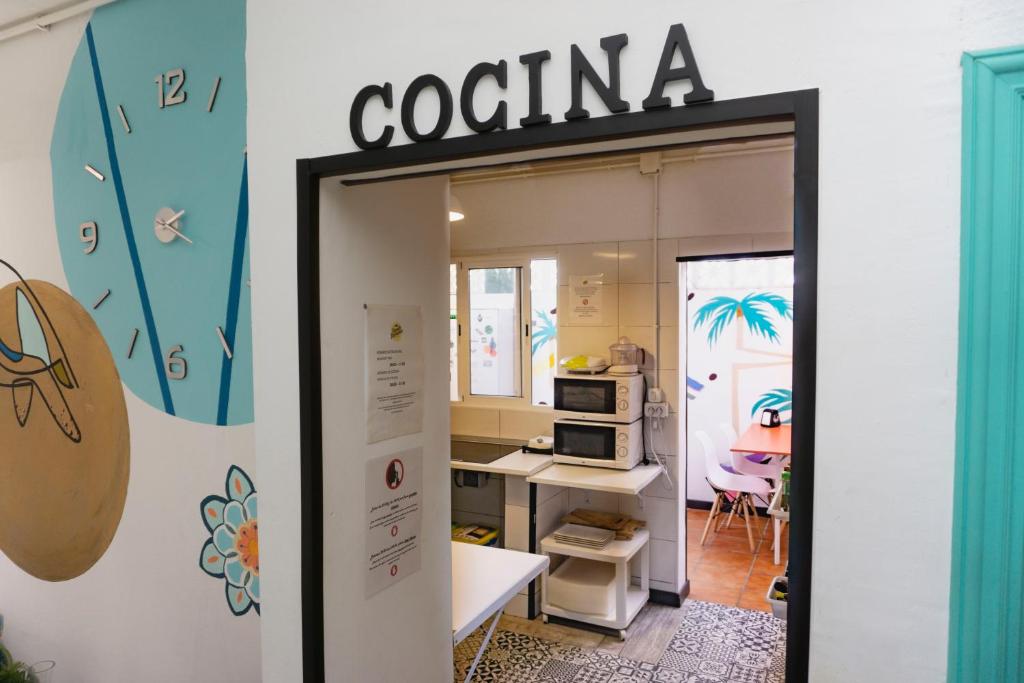 Kuchyň nebo kuchyňský kout v ubytování Tenerife Experience Hostel