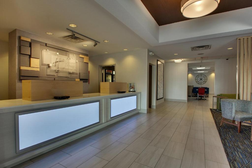 Kuchyň nebo kuchyňský kout v ubytování Holiday Inn Express Hotel & Suites Morris by IHG