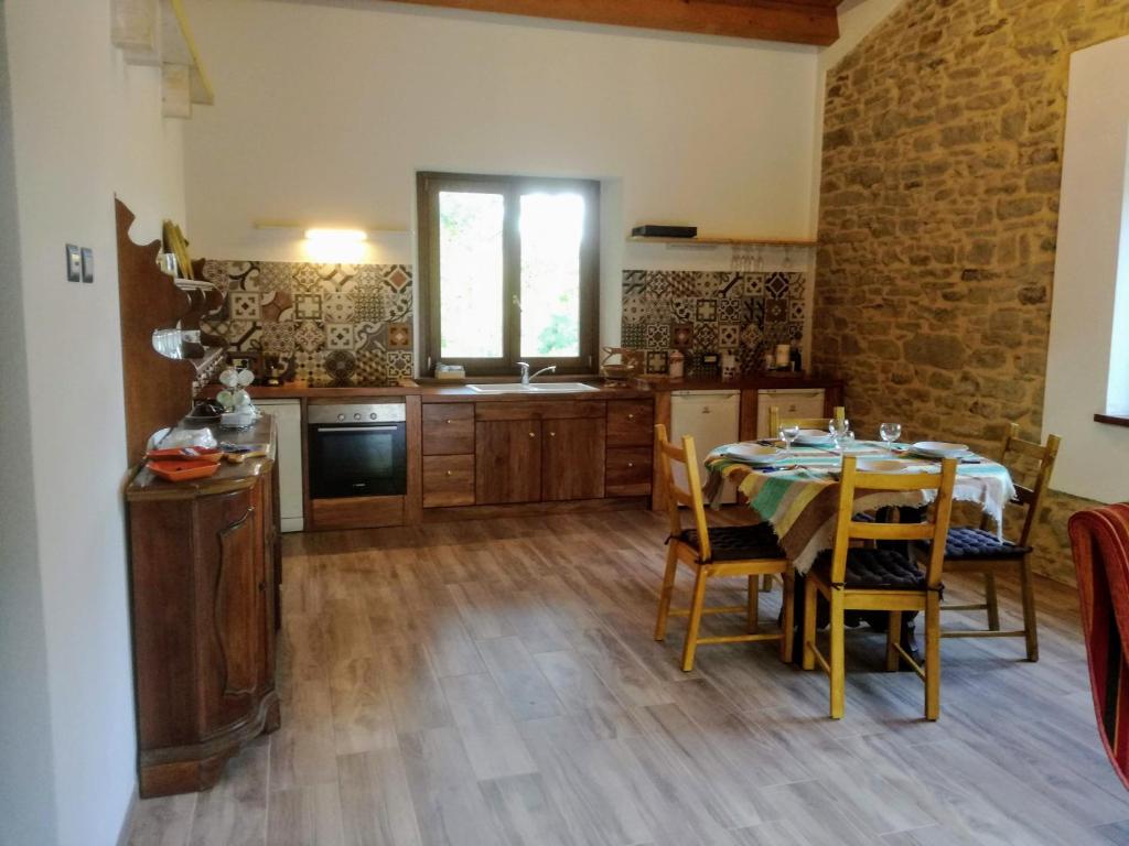a kitchen with a table and chairs in a room at Il Fienile in Selvapiana