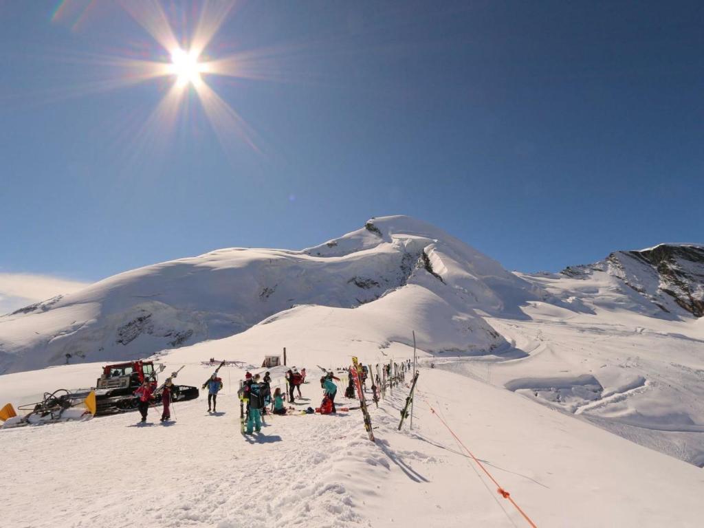 un gruppo di persone in piedi su una montagna innevata di Apartment Antrona by Interhome a Saas-Almagell