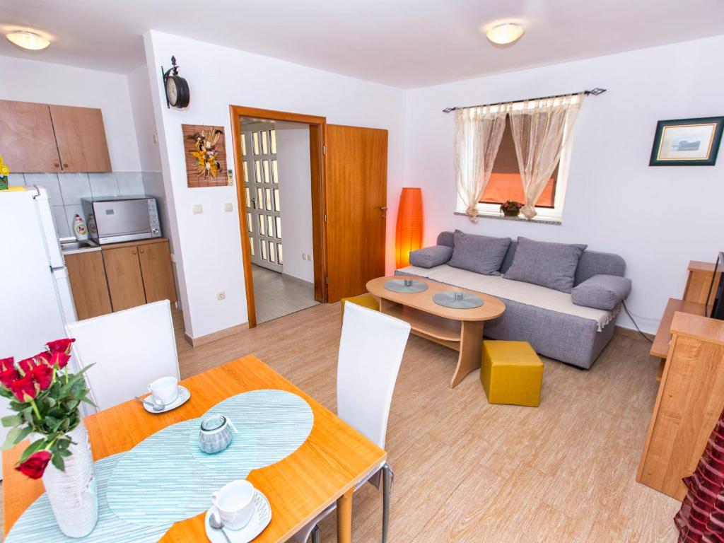 Kuchyňa alebo kuchynka v ubytovaní Apartment Mraović-1 by Interhome