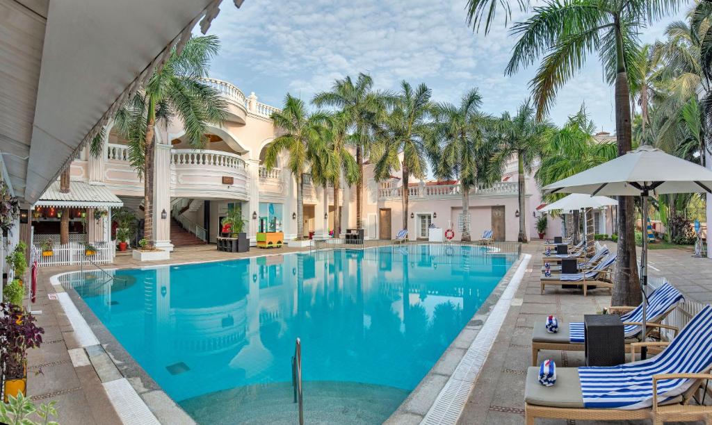 Bazén v ubytování Club Mahindra Emerald Palms, Goa nebo v jeho okolí
