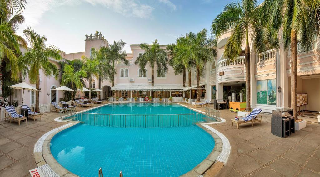 Bazén v ubytování Club Mahindra Emerald Palms, Goa nebo v jeho okolí