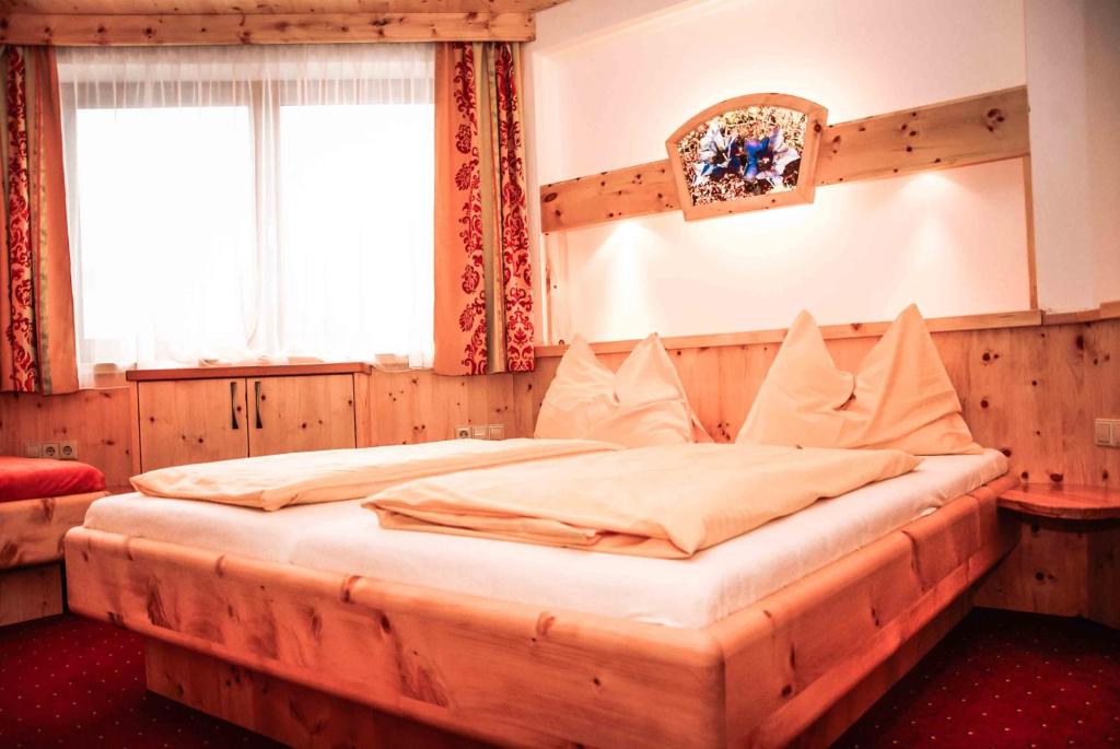 1 Schlafzimmer mit 2 großen Betten in einem Zimmer in der Unterkunft Komfort Appartement Royal Windberger in Schladming