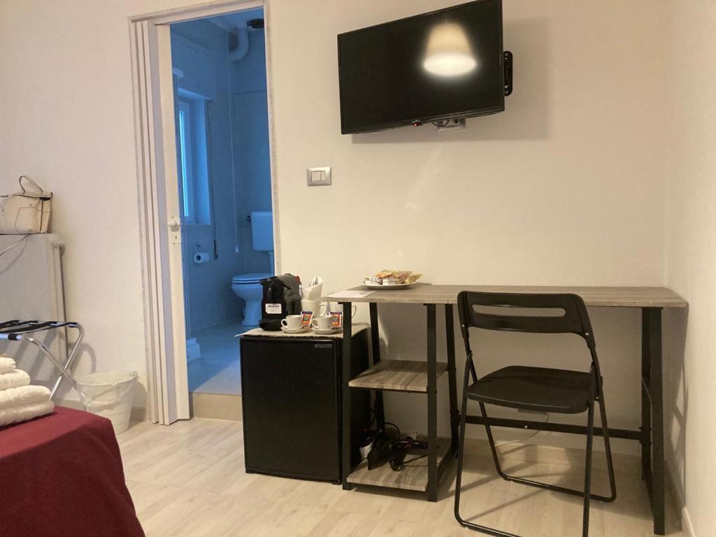 Televízia a/alebo spoločenská miestnosť v ubytovaní Gatto Bianco Picone 19