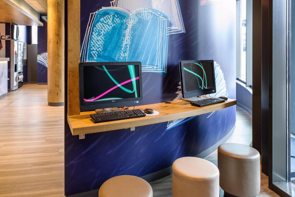 TV a/nebo společenská místnost v ubytování ibis budget Genève Aéroport