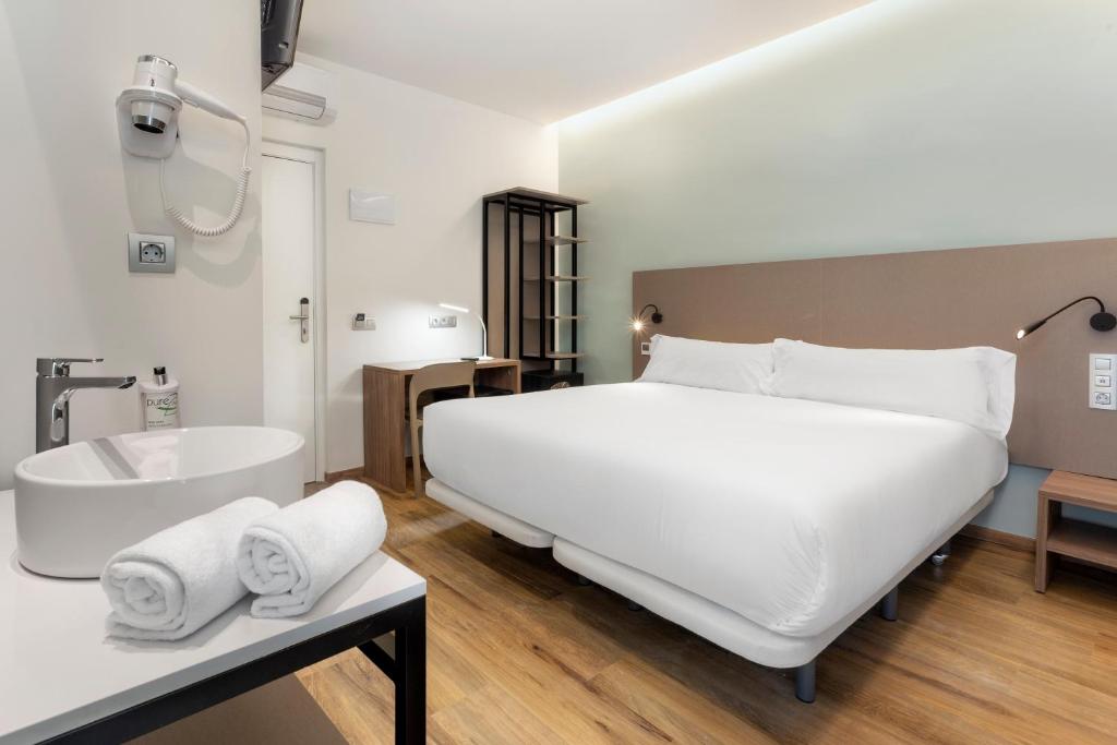 Postel nebo postele na pokoji v ubytování B&B HOTEL Tarragona Centro Urbis
