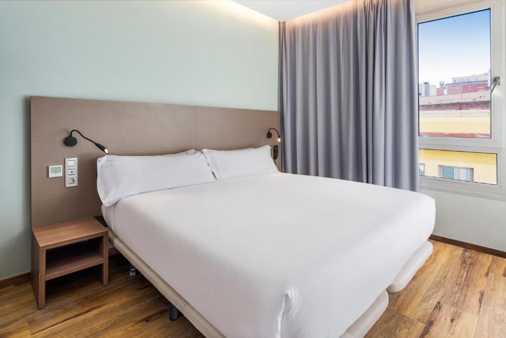 Postel nebo postele na pokoji v ubytování B&B HOTEL Tarragona Centro Urbis