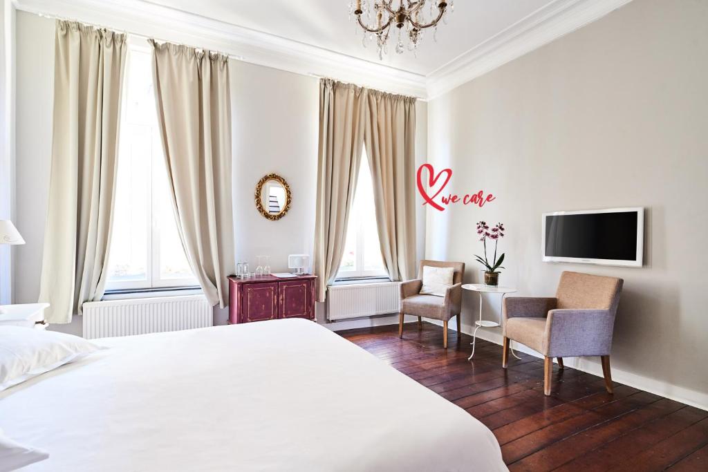 een hotelkamer met een bed en een tafel en stoelen bij B&B X2Brussels in Brussel