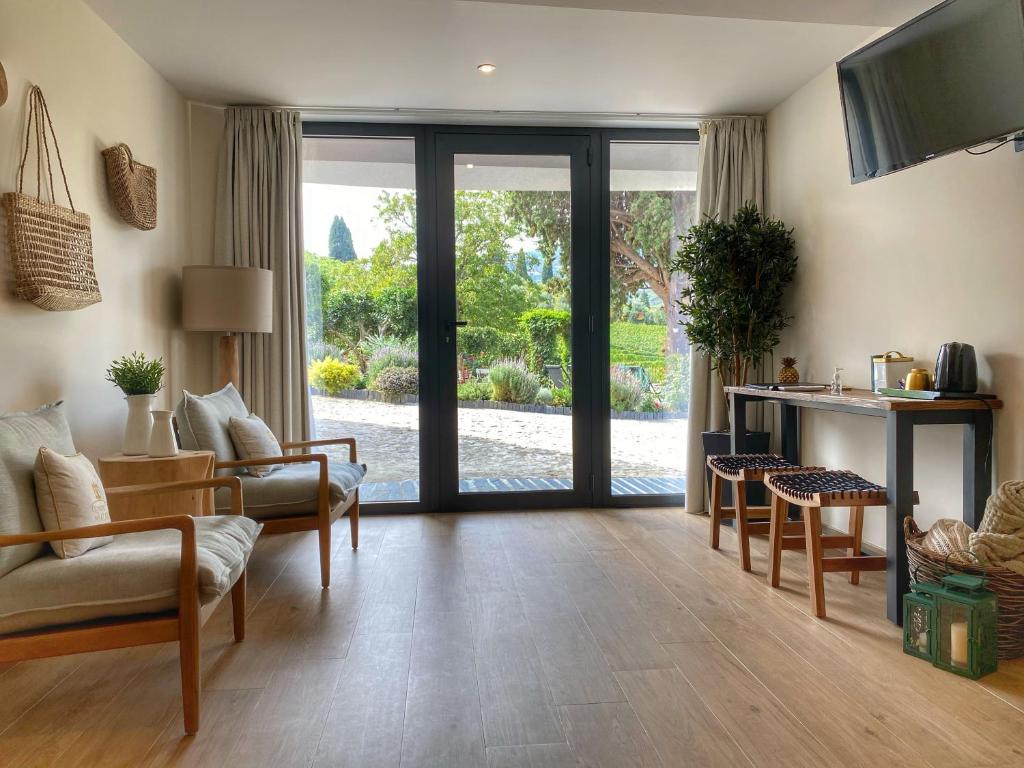 uma sala de estar com portas de vidro deslizantes e uma mesa em Quinta da Salada - Turismo Rural em Lamego