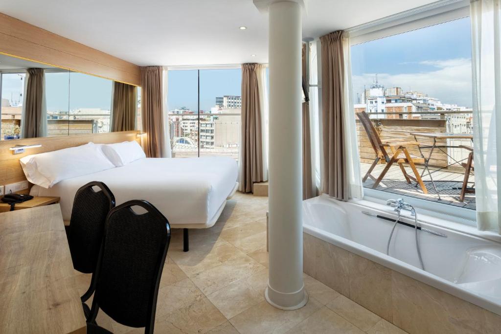 B&B HOTEL Tarragona Centro Urbis في تاراغونا: غرفة في الفندق مع سرير وحوض استحمام