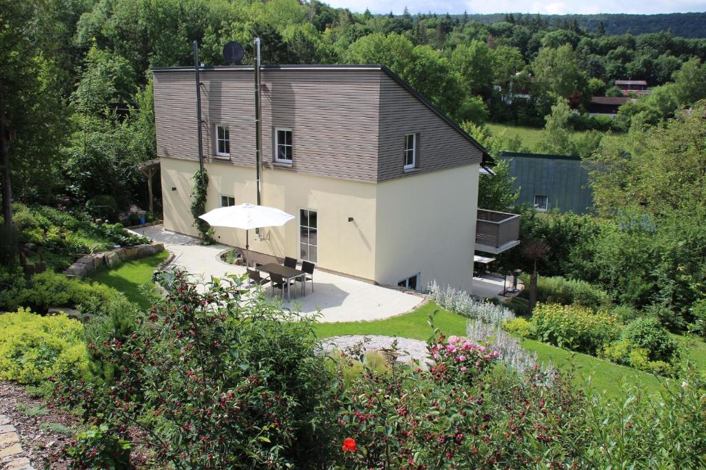 an aerial view of a house with a garden at Ferienwohnungen Hasenknuck in Michelau