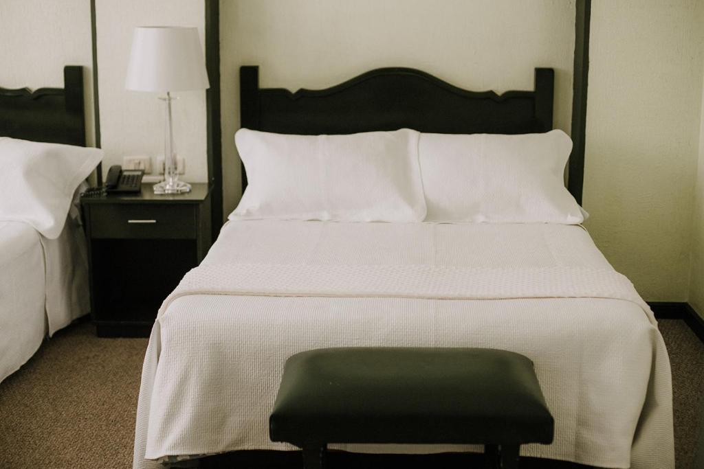Postel nebo postele na pokoji v ubytování Hotel Leon