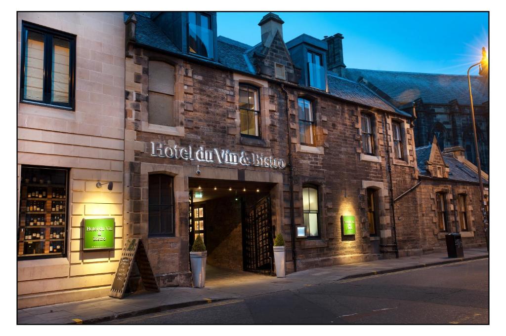 un bâtiment avec un panneau indiquant l'hôtel et le musée du monde dans l'établissement Hotel Du Vin Edinburgh, à Édimbourg