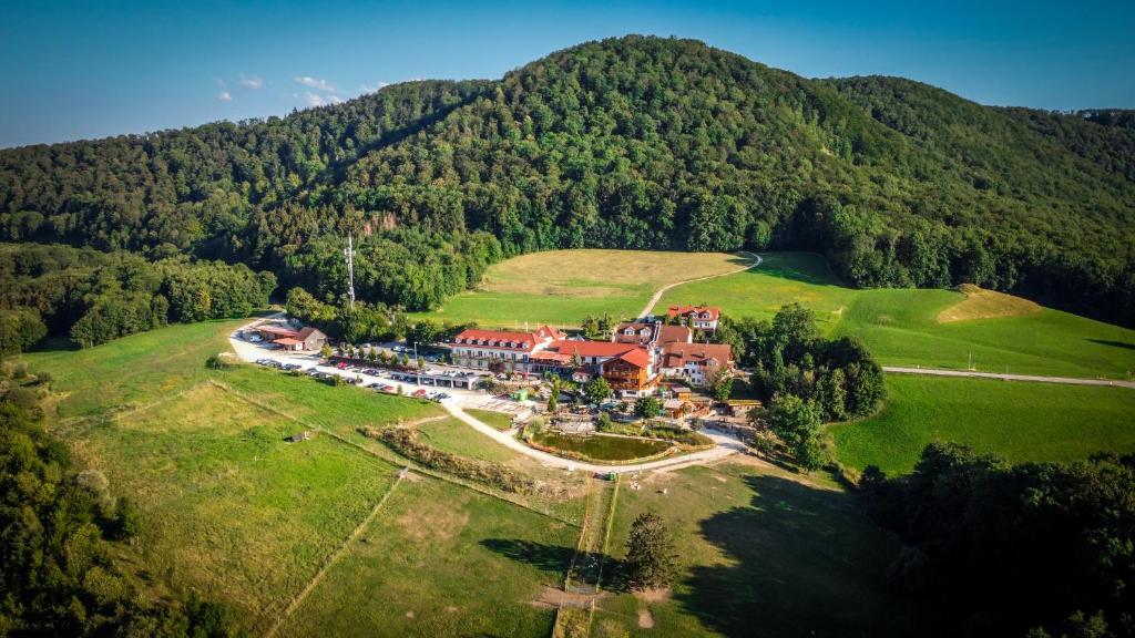 eine Luftansicht eines Hauses auf einem Hügel in der Unterkunft Landgasthof Deutsches Haus KG in Weilheim an der Teck