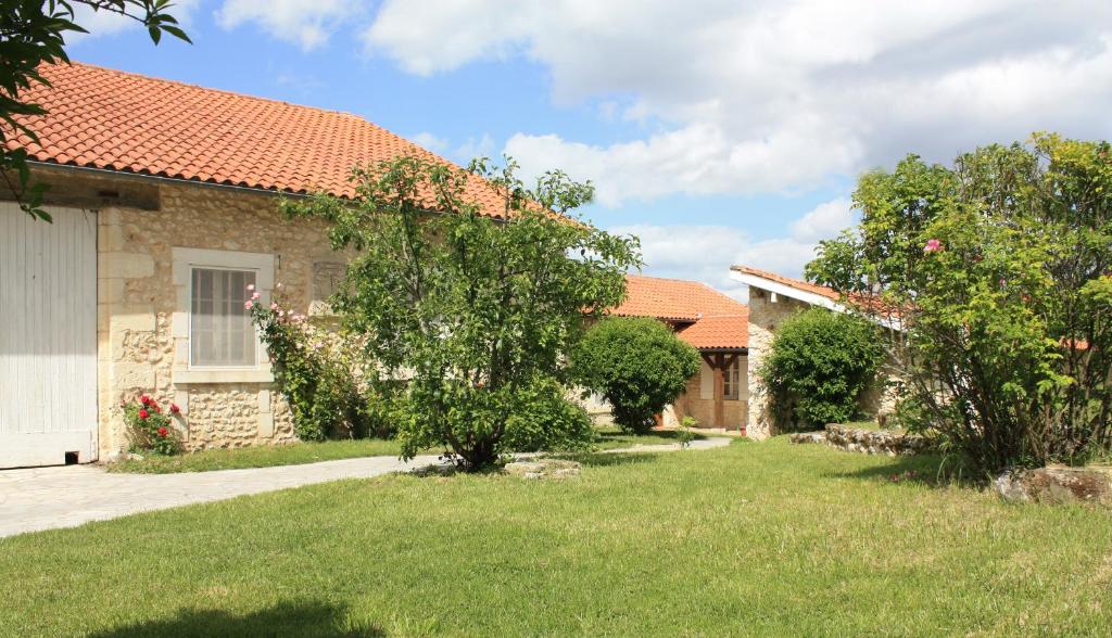 une maison avec une cour et une maison arborée dans l'établissement Relais de La Ganache, à Saint-Astier
