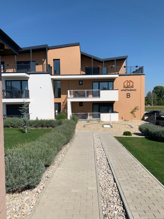 Budynek, w którym mieści się apartament