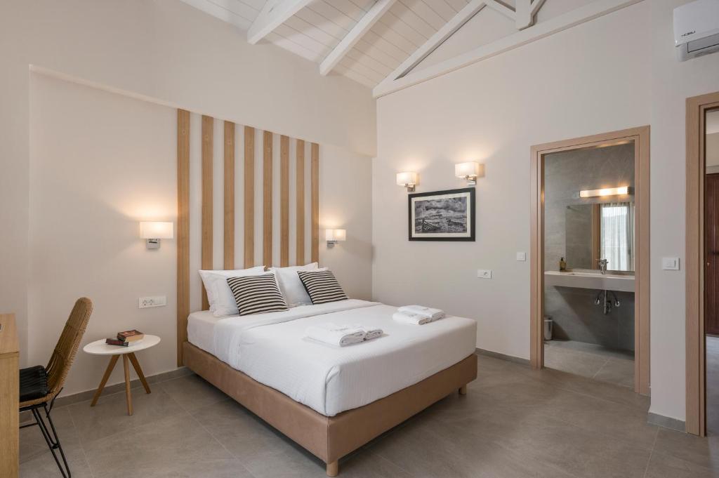 Posteľ alebo postele v izbe v ubytovaní Spilia Village Hotel & Villas
