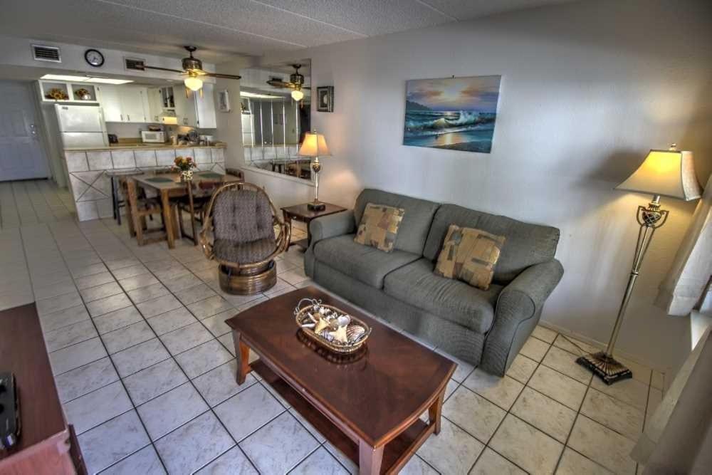 sala de estar con sofá y mesa en SURFSIDE II 107 condo, en South Padre Island