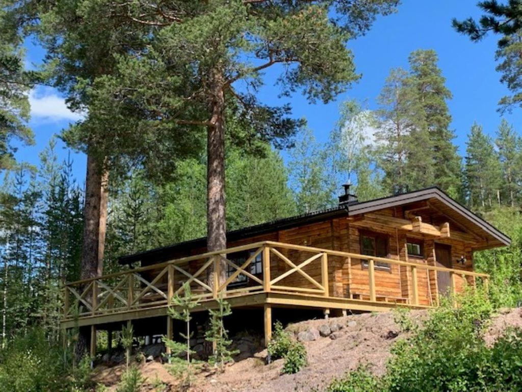 a log cabin in the woods with a tree at Stuga Sälen Kläppen 7 bäddar uthyres veckovis Söndag till Söndag in Sälen