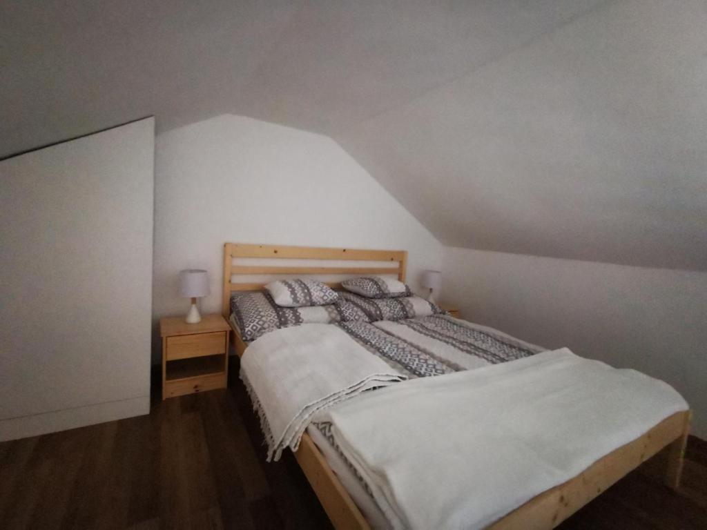 Postel nebo postele na pokoji v ubytování Vali néni kifőzde és apartman
