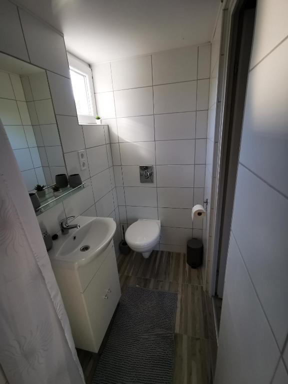 Koupelna v ubytování Vali néni kifőzde és apartman