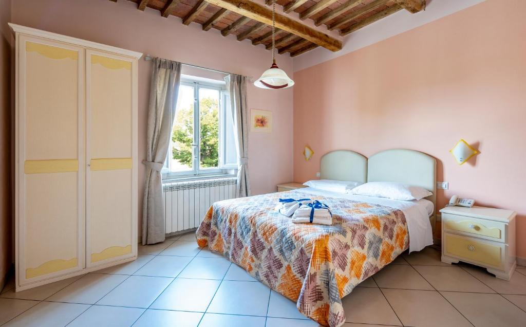 een slaapkamer met een bed en een raam bij B&B Alma in Lucca