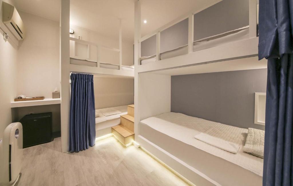 Postel nebo postele na pokoji v ubytování Backpackers In Yeosu